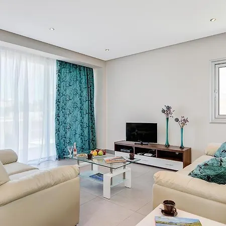 In Sleeps 6 Includes Swimming Pool Air Con And Wifi 9 5 빌라