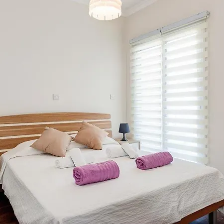 In Sleeps 6 Includes Swimming Pool Air Con And Wifi 9 5 빌라 *