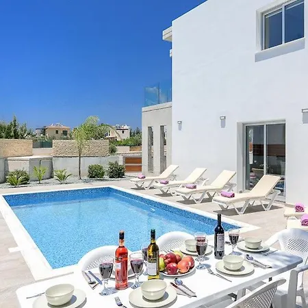 In Sleeps 6 Includes Swimming Pool Air Con And Wifi 9 5 페이야