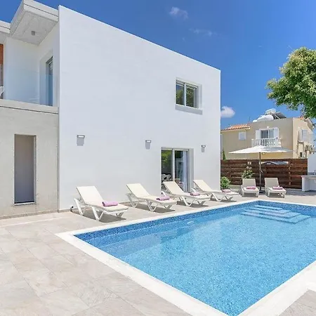 In Sleeps 6 Includes Swimming Pool Air Con And Wifi 9 5 *