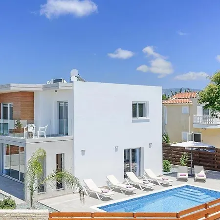 In Sleeps 6 Includes Swimming Pool Air Con And Wifi 9 5 Villa Peyia