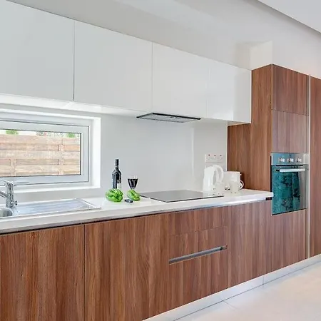 In Sleeps 6 Includes Swimming Pool Air Con And Wifi 9 5
