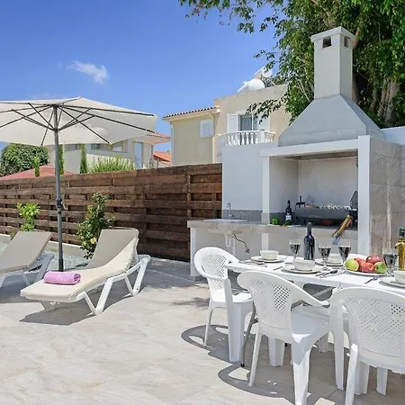 Villa In Sleeps 6 Includes Swimming Pool Air Con And Wifi 9 5 Peyia