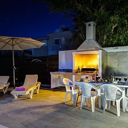 In Sleeps 6 Includes Swimming Pool Air Con And Wifi 9 5 * Peyia